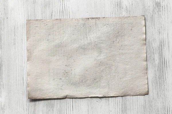 Blanco papier op houten achtergrond — Stockfoto