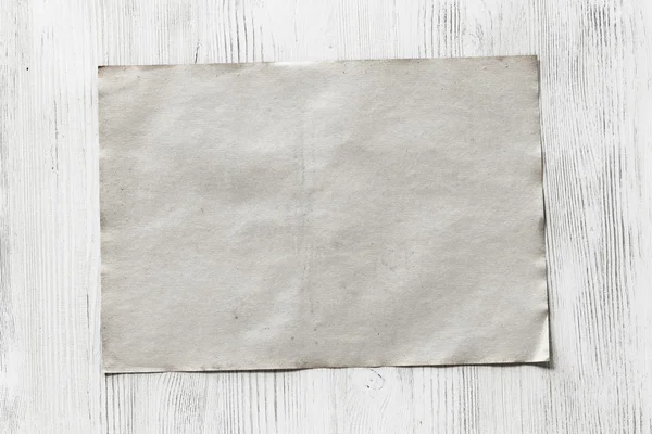 Пустая бумага на деревянном фоне — стоковое фото