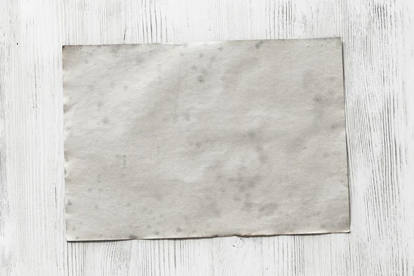 Ahşap zemin üzerinde boş kağıt — Stok fotoğraf