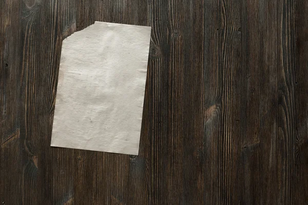 Χαρτί στην παλιά ξύλινη επιφάνεια — Φωτογραφία Αρχείου