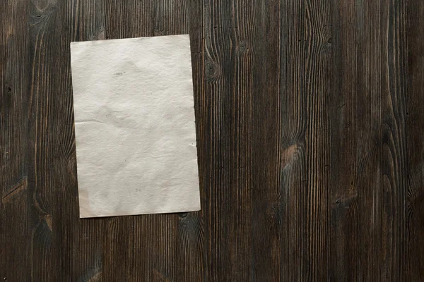 Papel na superfície de madeira velha — Fotografia de Stock