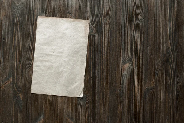 Papel na superfície de madeira velha — Fotografia de Stock