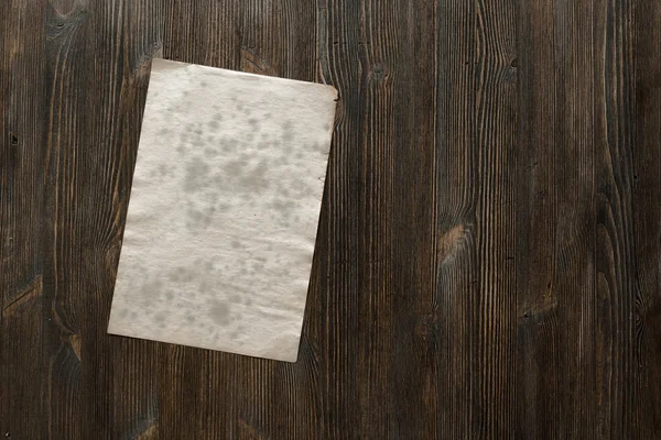 Papier auf alter Holzoberfläche — Stockfoto