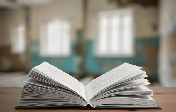 Libro abierto sobre mesa de madera —  Fotos de Stock