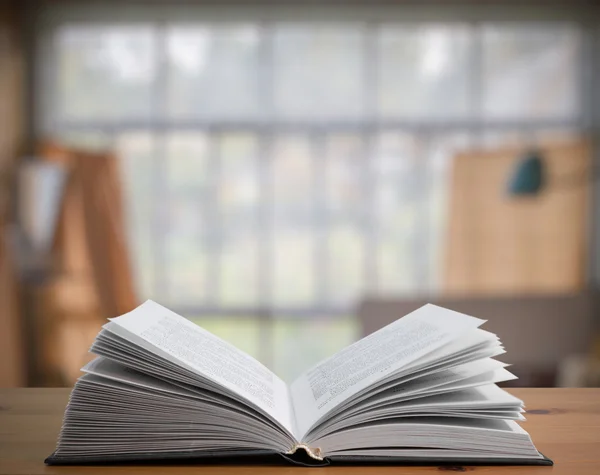 Livro aberto sobre mesa de madeira — Fotografia de Stock