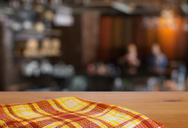 Keuken handdoek op tafel — Stockfoto