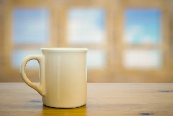 Taza en la vieja mesa de madera — Foto de Stock