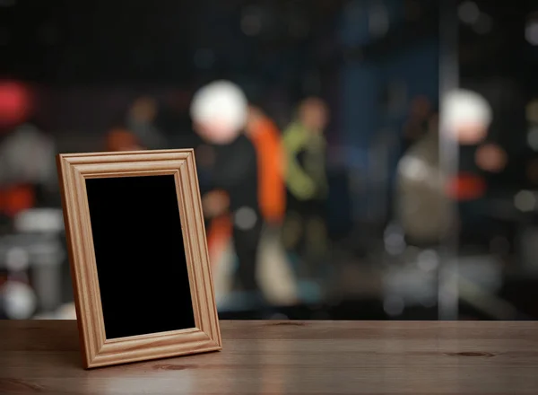 Marco de fotos en blanco en la mesa de madera — Foto de Stock