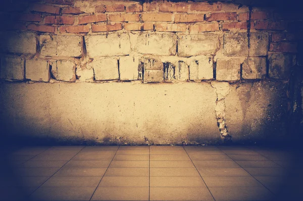 Intérieur grunge avec mur de briques — Photo