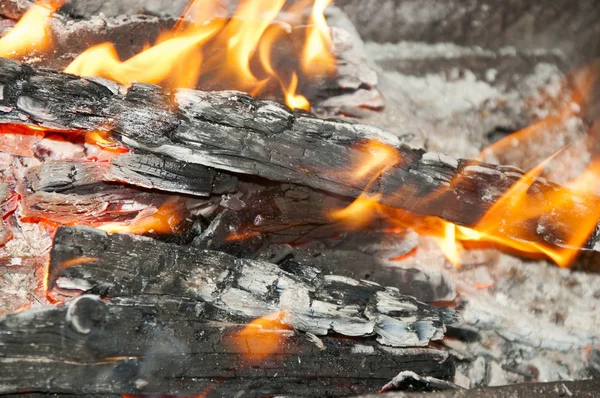 Fuego por la quema de leña —  Fotos de Stock