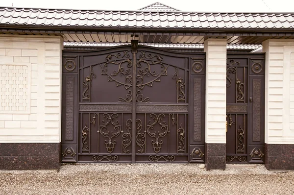 Bella porta in metallo — Foto Stock