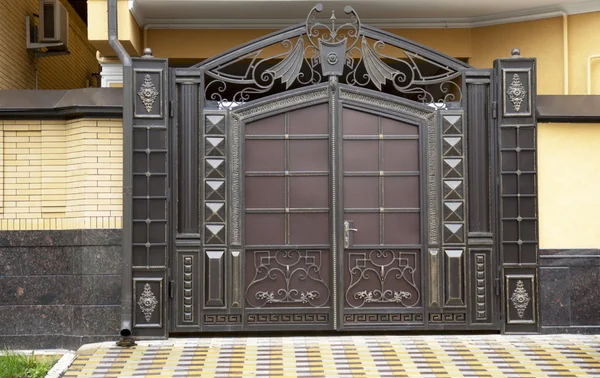 Красивые металлические ворота — стоковое фото