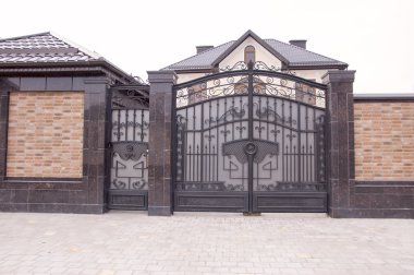 Dekoratif metal kapılar