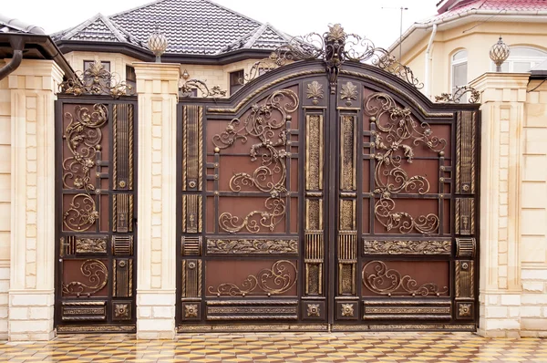 Dekorativa metall gates — Stockfoto