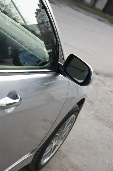 Parte do carro elegante com um espelho — Fotografia de Stock