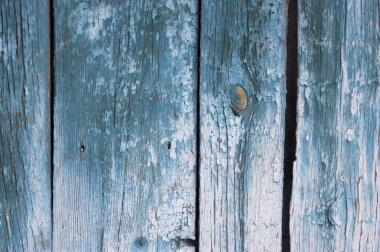 Eski ahşap kurullarında mavi boya dökülüyor