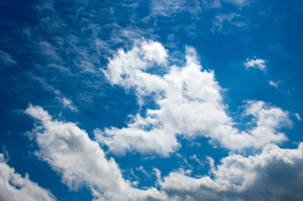 Nubes blancas en el cielo —  Fotos de Stock