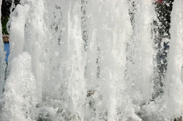 Vatten strömmar på nära håll — Stockfoto