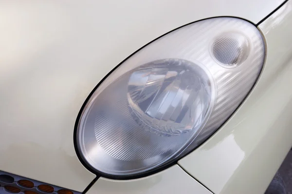 現代の車のヘッドライト — ストック写真
