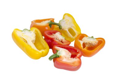 Beyaz arka planda izole edilmiş çok renkli tatlı biberler.