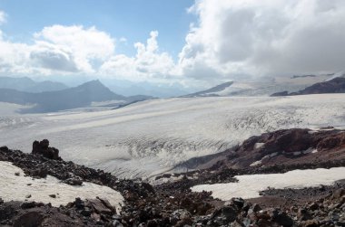 Kafkasların dağlarında sonsuz buzullar