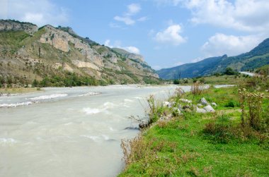 Dağların arasından akan fırtınalı dağ nehri.