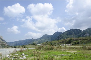 Dağların arasındaki yolun yanındaki dağ nehri.