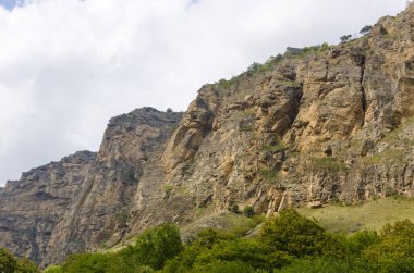 Geçilmez taş dağlardan oluşan bir duvar.