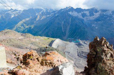 Kafkas dağlarının arka planında bir teleferik var.