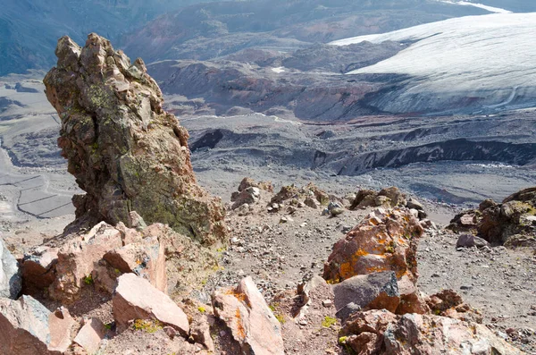 コーカサス山脈にある永遠の氷河と大きな石 — ストック写真