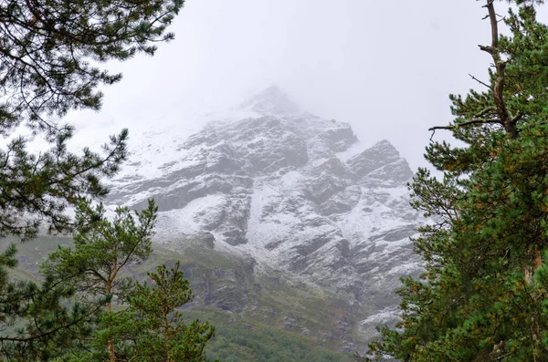 Vetta Innevata Delle Montagne Del Caucaso Autunno Nella Nebbia — Foto Stock