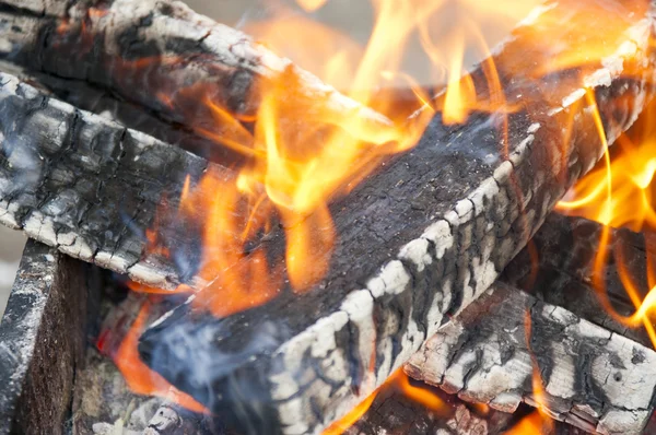 Verbranden van hout in een brazier — Stockfoto