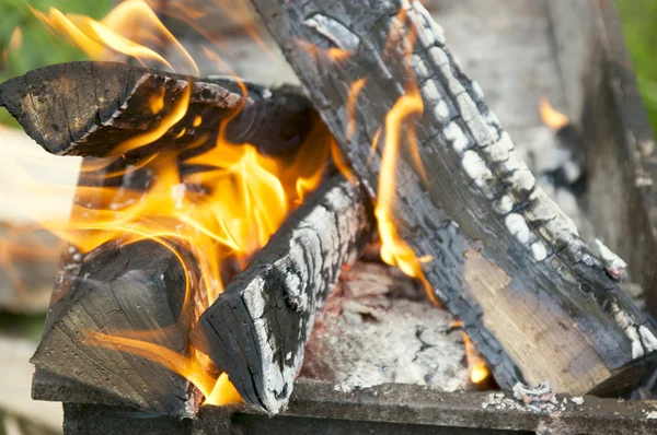 Verbranden van hout in een brazier — Stockfoto
