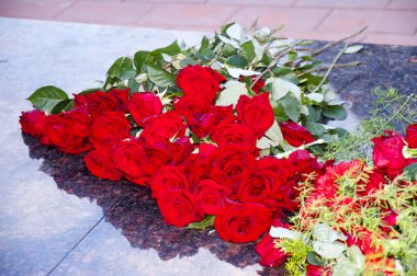 Mermer üzerinde kırmızı gül