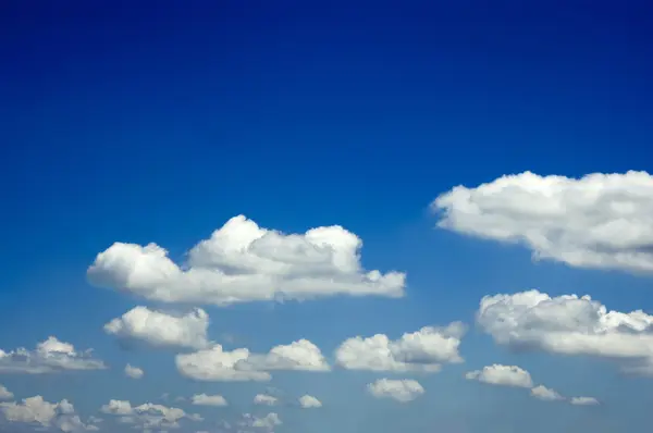 Nubes blancas en el cielo —  Fotos de Stock