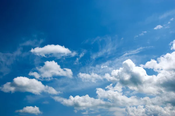 Witte wolken in de lucht — Stockfoto