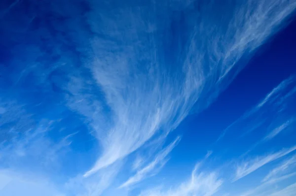 Witte wolken in de lucht — Stockfoto