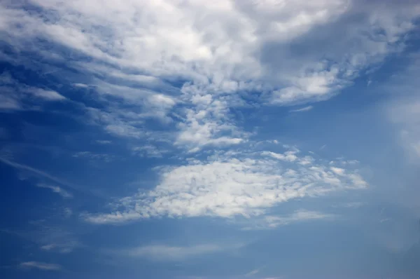 Witte wolken in de lucht — Stockfoto