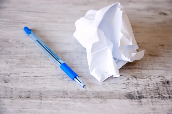 Crumpled paper and a pen — Stock Photo, Image