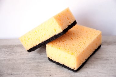 Bulaşıkları yıkamak için mutfak süngerler