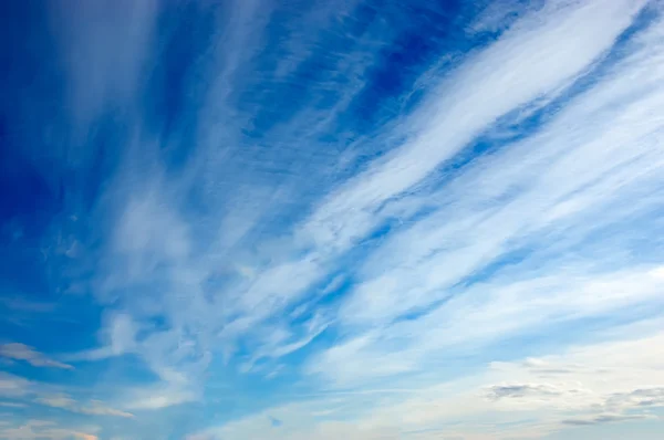 Vita moln på himlen — Stockfoto