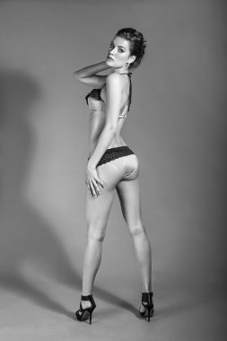 Esmer güzel kız portresi BW