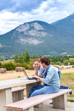 Bir tatil gezi rotası ve rezervasyon otel çift planı