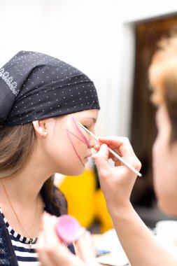 Yapmak kadar sahne önce aktris hazırlanılıyor