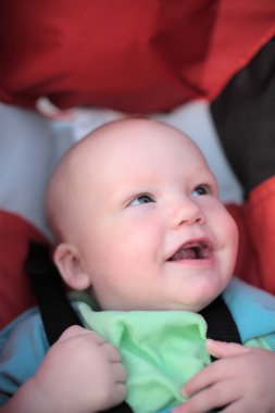 Bebek Puseti içinde oturma. Yakın çekim