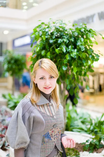 Chica bonita en la tienda —  Fotos de Stock