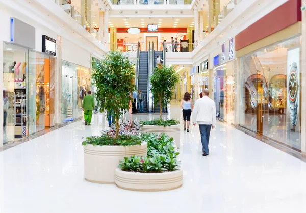 Salão de compras com pessoas — Fotografia de Stock