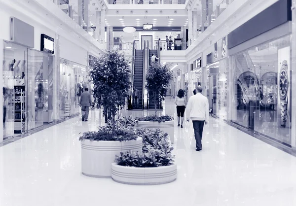 Shoppers at shopping center, motion blur. — Stock Photo, Image