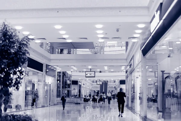Compradores en el centro comercial, desenfoque de movimiento . — Foto de Stock