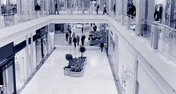 Compradores en el centro comercial — Foto de Stock
